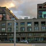 Subito dopo ecco invece stagliarsi il lungo profilo dell� �eclettico� residence Equatore, che oltre ad accogliere appartamenti ospita sotto i suoi portici alcune attivit� commerciali, alcune delle quali per� mestamente chiuse